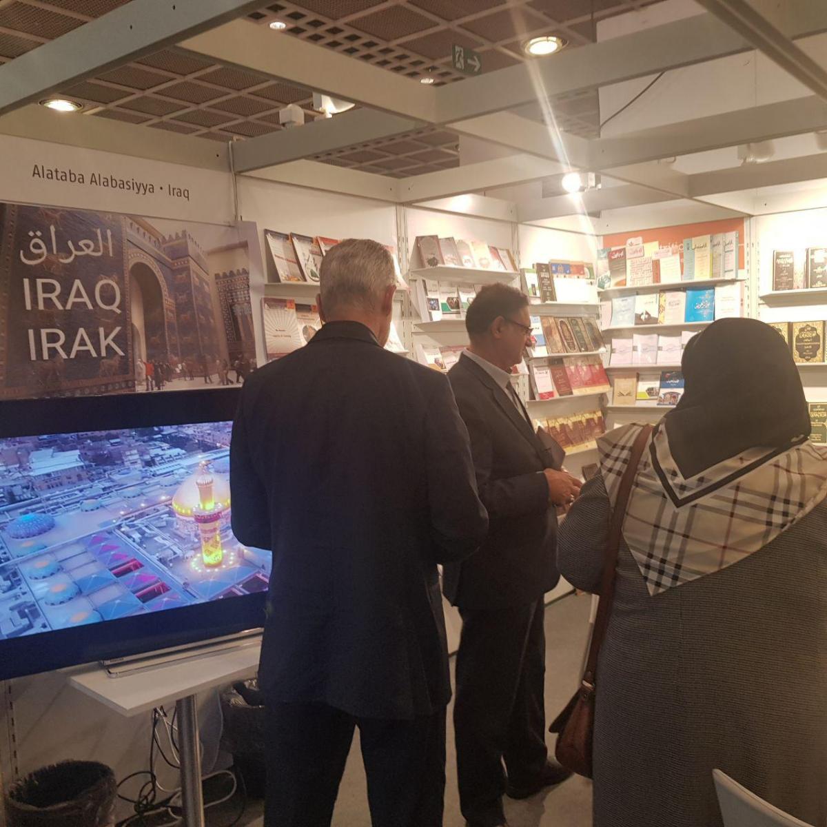 استقبال شهروندان اروپایی‌ از آثار عرضه شده آستان قدس عباسی در نمایشگاه بین المللی کتاب فرانکفورت