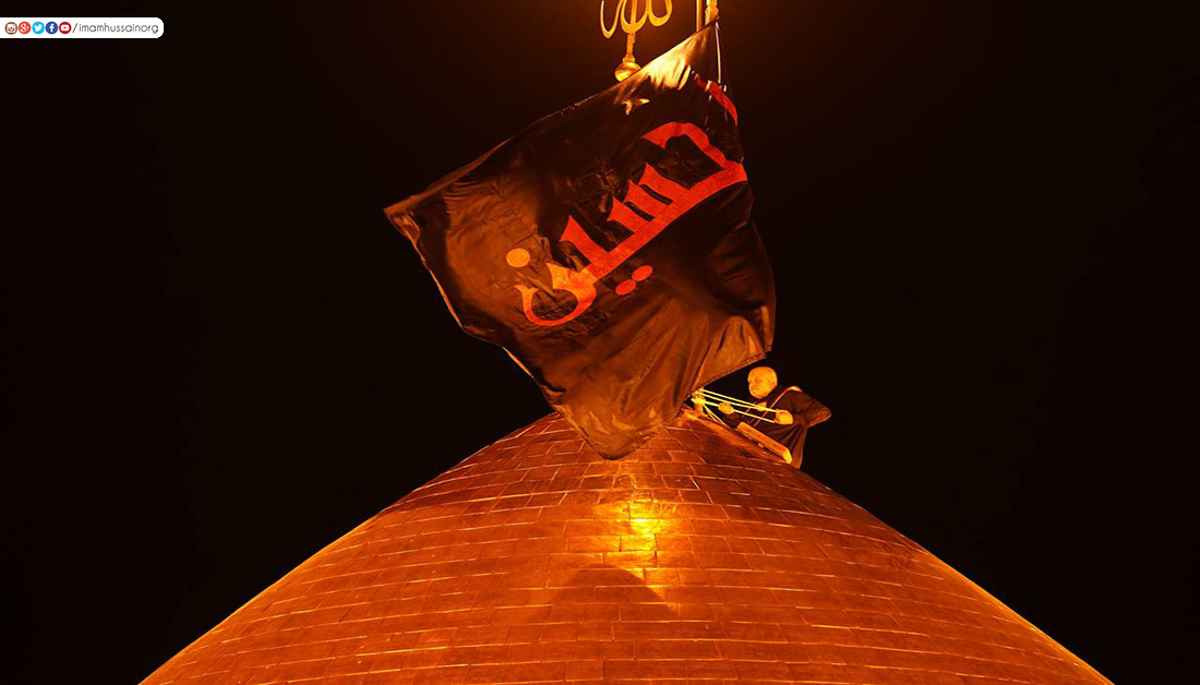 بالصور: عدسة الموقع الرسمي توثق مراسيم أنزال الراية الحمراء ورفع الراية السوداء من على قبة مرقد الامام الحسين (ع)