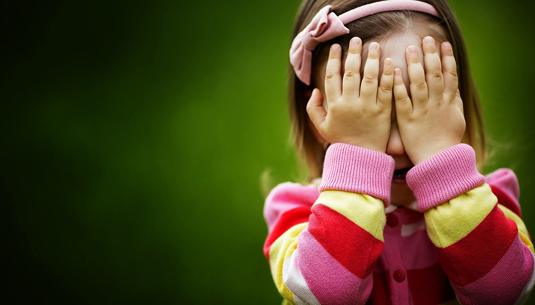 الخجل والغيرة عند الأطفال… كيف نواجههما بأسلوب تربوي واعٍ؟