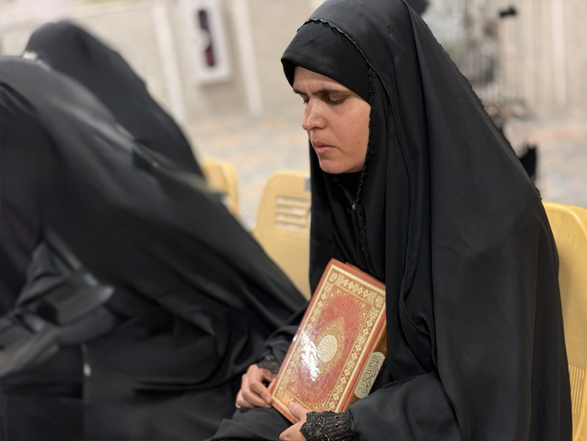 بعين البصيرة ترى النور… نادية من عين التمر تحفظ القرآن بقلبٍ مُبصر