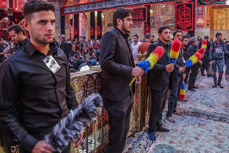 بالصور.. انتشار آلاف "المتطوعين" داخل وخارج حرم الإمام الحسين لتسهيل مرور الزائرين 582afbbfd25c61