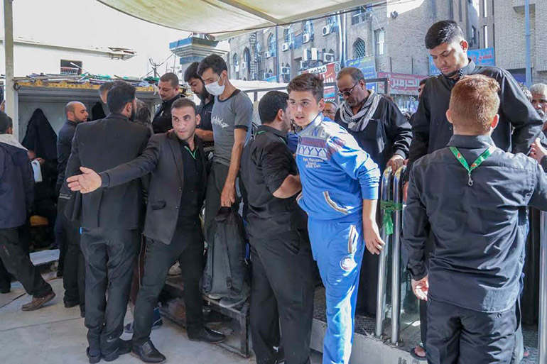 بالصور.. انتشار آلاف "المتطوعين" داخل وخارج حرم الإمام الحسين لتسهيل مرور الزائرين 582afbbfde2a96