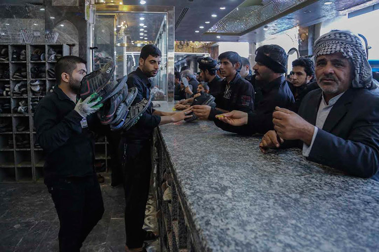 بالصور.. انتشار آلاف "المتطوعين" داخل وخارج حرم الإمام الحسين لتسهيل مرور الزائرين 582afbbfded818