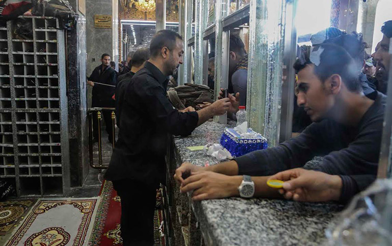 بالصور.. انتشار آلاف "المتطوعين" داخل وخارج حرم الإمام الحسين لتسهيل مرور الزائرين 582afbbfe11f311