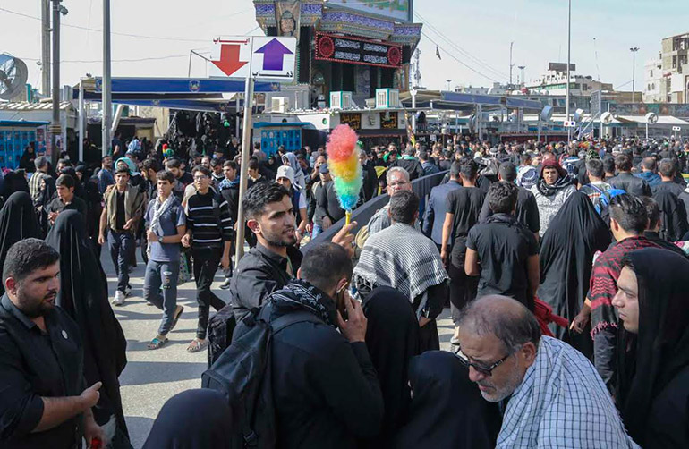 بالصور.. انتشار آلاف "المتطوعين" داخل وخارج حرم الإمام الحسين لتسهيل مرور الزائرين 582afbfc2caf02