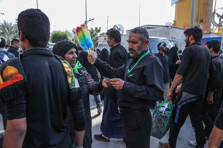 بالصور.. انتشار آلاف "المتطوعين" داخل وخارج حرم الإمام الحسين لتسهيل مرور الزائرين 582afbfc2db8c3