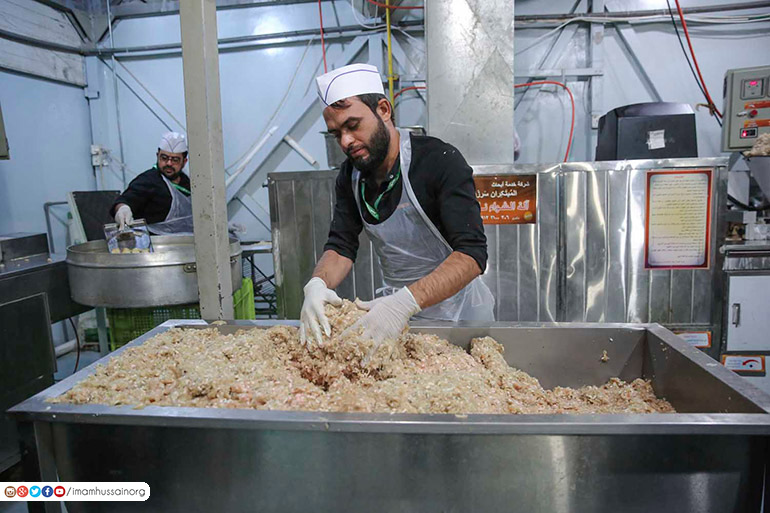صور تشاهدها للمرة الأولى عن إعداد الطعام داخل مضيف الإمام الحسين 582ef4d3a274b6