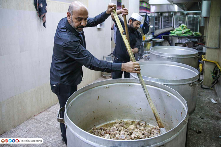صور تشاهدها للمرة الأولى عن إعداد الطعام داخل مضيف الإمام الحسين 582ef4f4b1c6a2