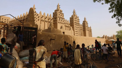 Le plus grand bâtiment en briques crues au monde a été restauré par les musulmans du Mali