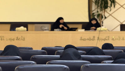 وينساب من بين اكفها شذى وفراشات ... المرأة عطاء دائم .