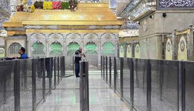 بالصور: استعدادا لزيارة النصف من شعبان .. قسم الصيانة في العتبة الحسينية ينفذ أعمالا تنظيمية لتسهيل حركة الزائرين